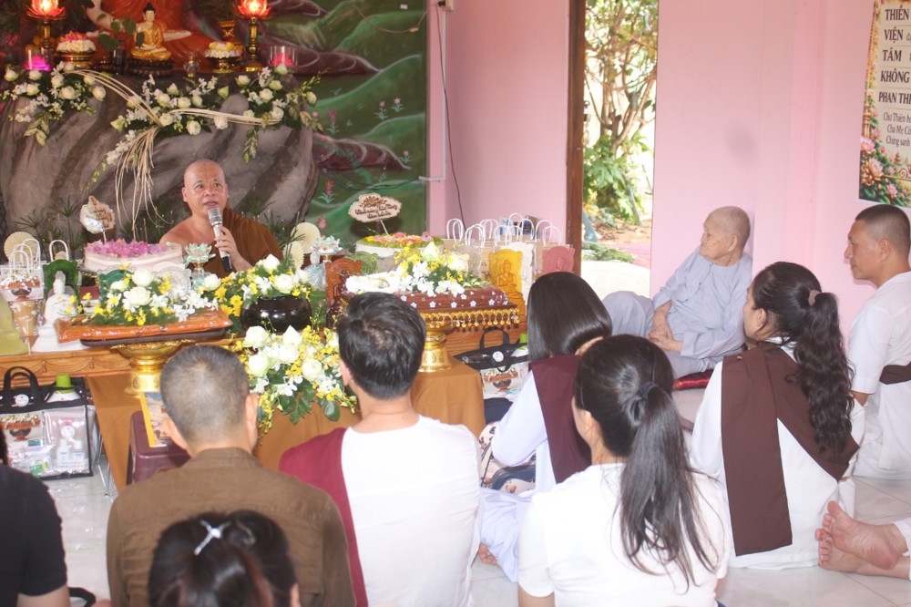Toàn thể đại chúng nghe bài pháp ngắn chia sẻ về ý nghĩa của lễ dâng y Kathina