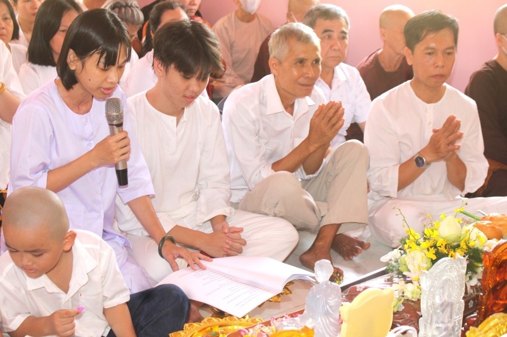 Phật tử tác bạch dâng y đến chư tăng