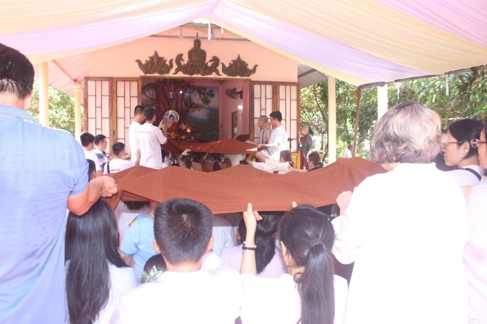 Phật tử thành kính dâng y đến chư tỳ kheo tăng