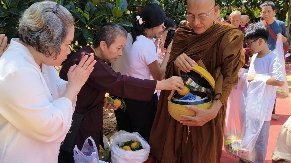 Phật tử dâng vật thực cúng dường chư tăng