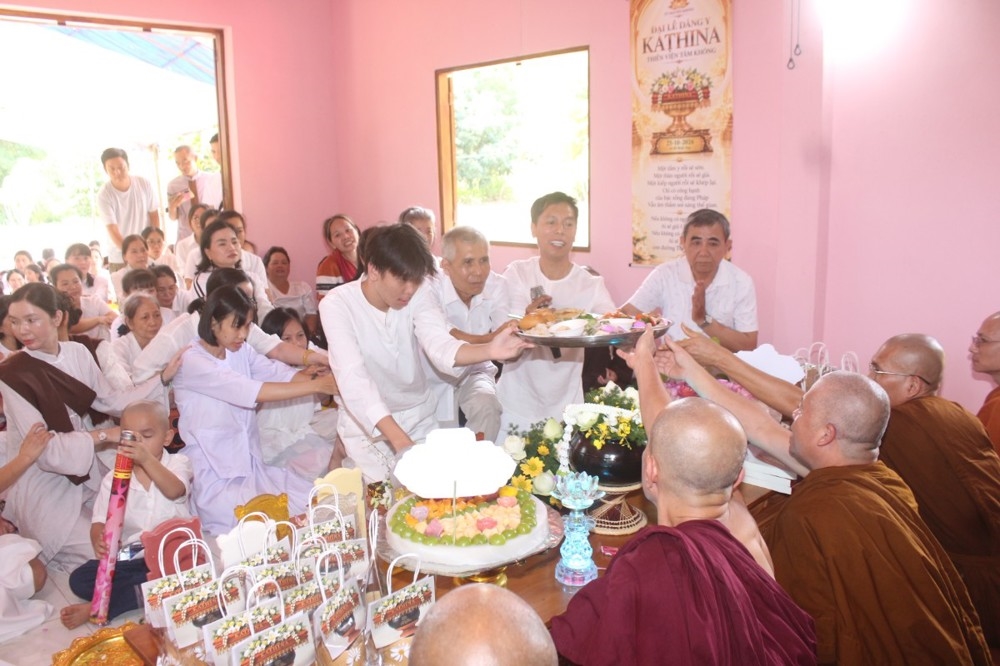 Phật tử thành kính dâng cúng vật thực đến chư tỳ kheo tăng