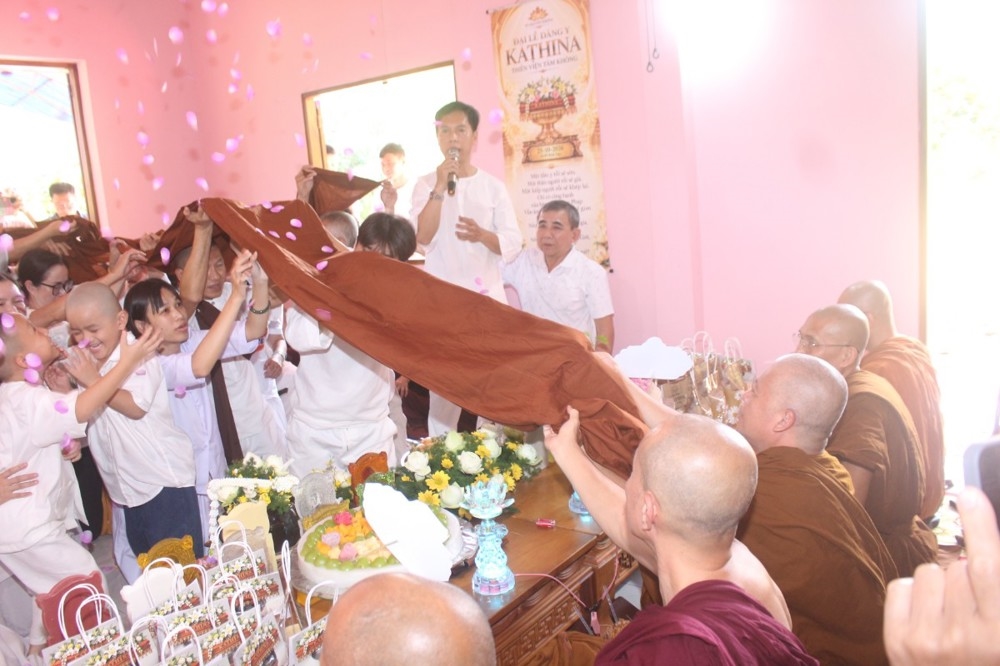 Phật tử thành kính dâng y đến chư tỳ kheo tăng
