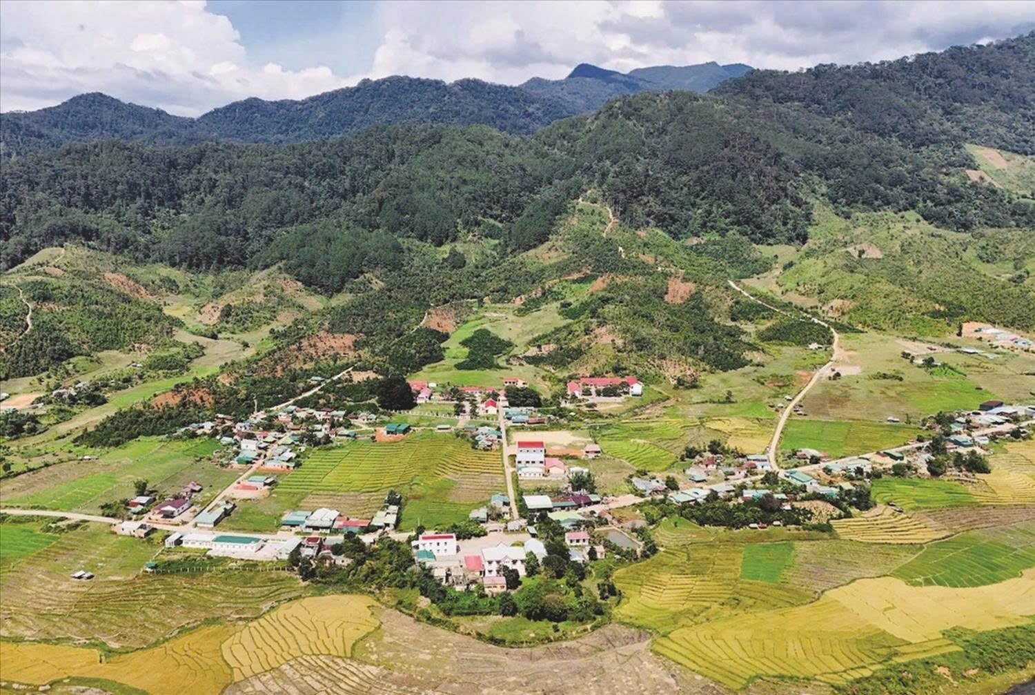 Tỉnh Quảng Ngãi tập trung đầu tư phát triển cơ sở hạ tầng vùng đồng bào dân tộc thiểu số và miền núi, góp phần thực hiện hiệu quả Chương trình mục tiêu quốc gia phát triển kinh tế - xã hội vùng đồng bào DTTS và miền núi