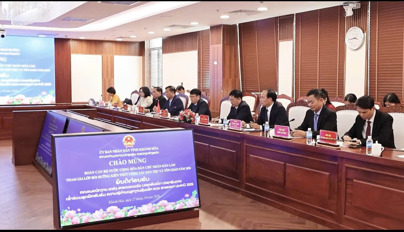Tiến sĩ Lê Phú Thắng, Bí thư Đảng ủy, Hiệu trưởng Trường Dự bị Đại học Dân tộc Nha Trang Trung ương (Bộ Dân tộc và Tôn giáo) và Đoàn cán bộ Lào làm việc với Lãnh đạo UBND tỉnh Khánh Hòa