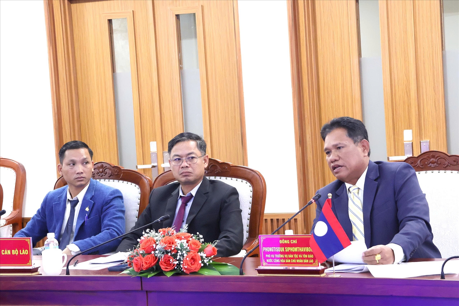 Đồng chí Phongtisouk Siphomthaviboun, Phó Vụ trưởng Vụ Dân tộc và Tôn giáo, Văn phòng Chính phủ Lào phát biểu tại buổi tiếp và làm việc