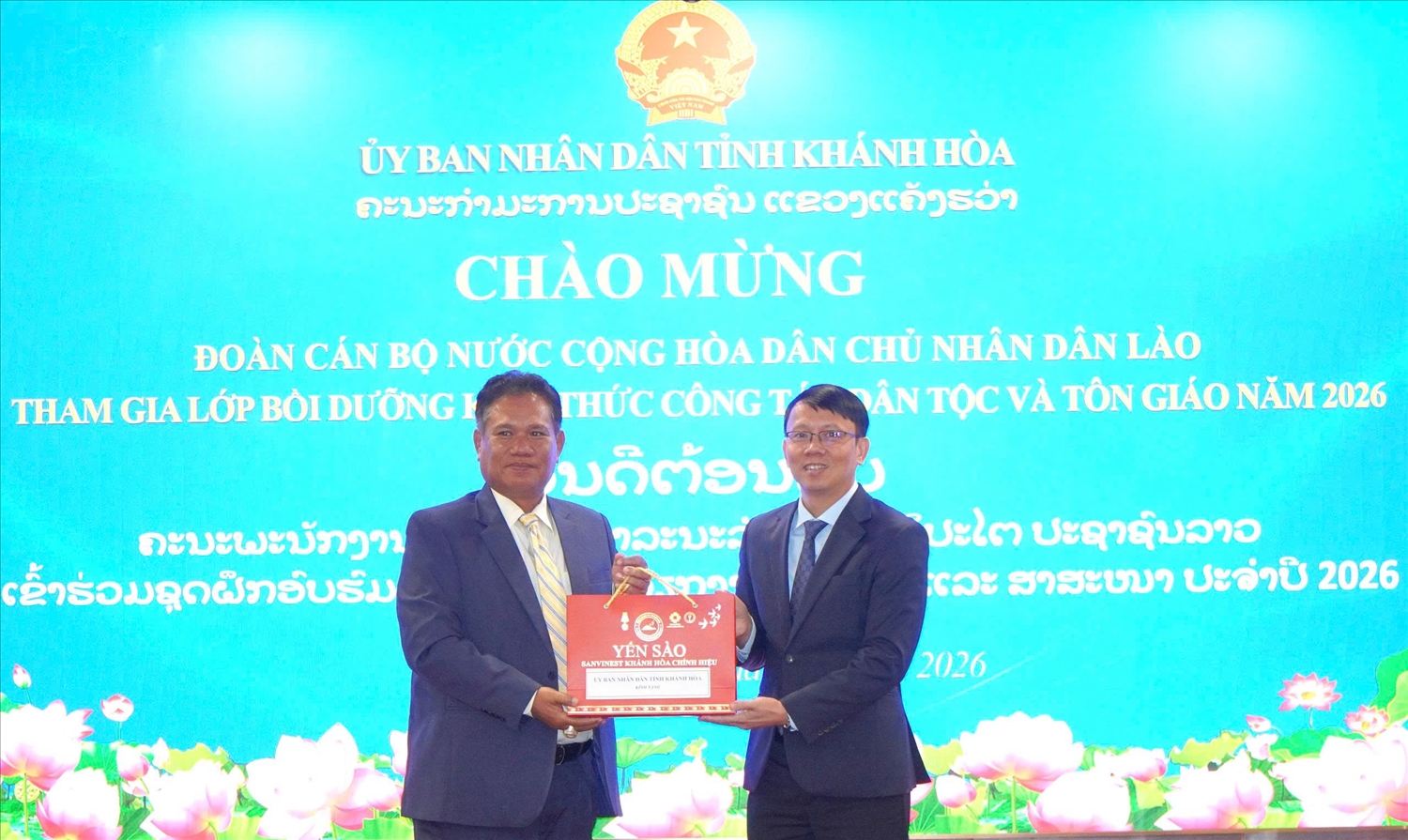 Phó Chủ tịch UBND tỉnh Khánh Hòa Nguyễn Thanh Hà tặng quà lưu niệm cho đồng chí Phongtisouk Siphomthaviboun, Phó Vụ trưởng Vụ Dân tộc và Tôn giáo, Văn phòng Chính phủ Lào