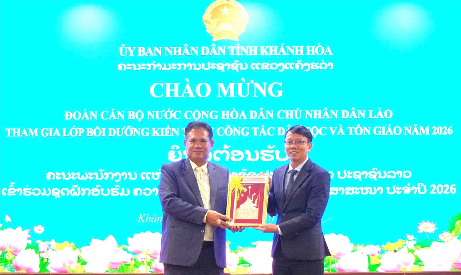 Đồng chí Phongtisouk Siphomthaviboun, Phó Vụ trưởng Vụ Dân tộc và Tôn giáo, Văn phòng Chính phủ Lào tặng quà lưu niệm cho đồng chí Nguyễn Thanh Hà, Phó Chủ tịch UBND tỉnh Khánh Hòa