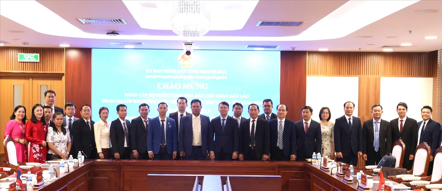 Phó Chủ tịch UBND tỉnh Khánh Hòa Nguyễn Thanh Hà chụp ảnh cùng các đại biểu Đoàn cán bộ nước Cộng hòa Dân chủ Nhân dân Lào