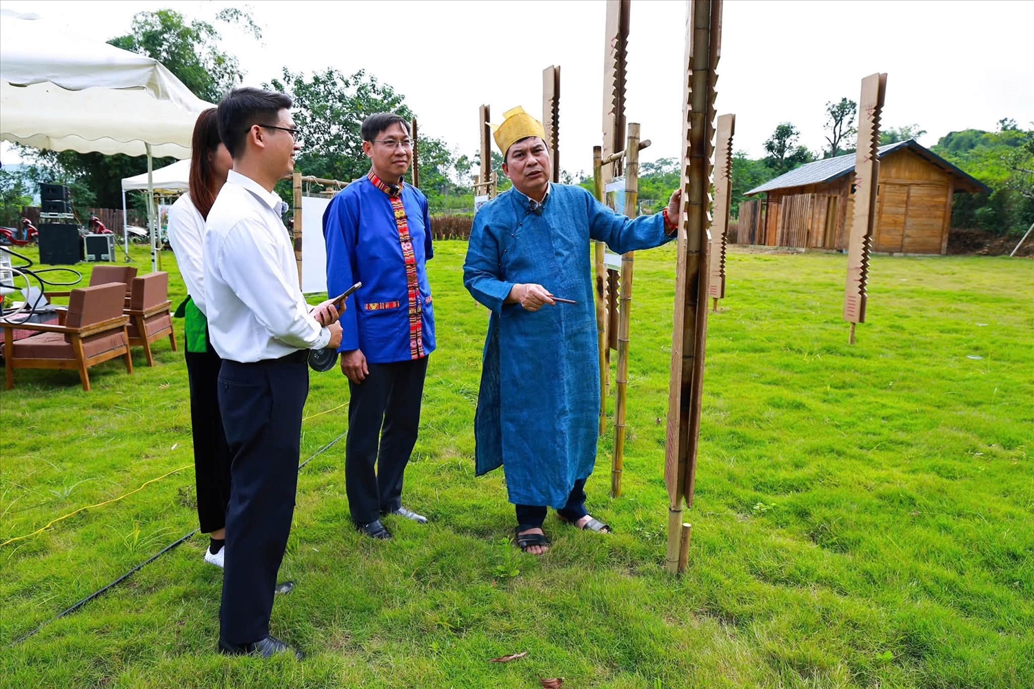 Nghệ nhân, Người có uy tín trong cộng đồng người Mường xã Yên Xuân giới thiệu lịch Roi – tri thức dân gian truyền thống của người Mường