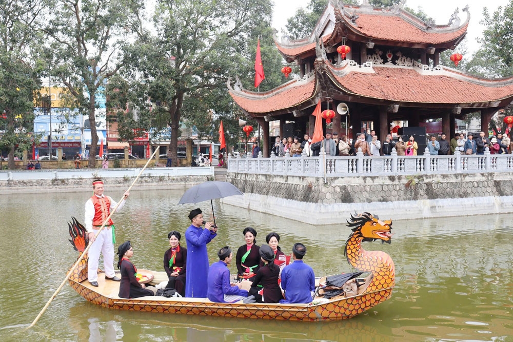 Du khách trải nghiệm diễn xướng quan họ trên thuyền tại Hội Lim