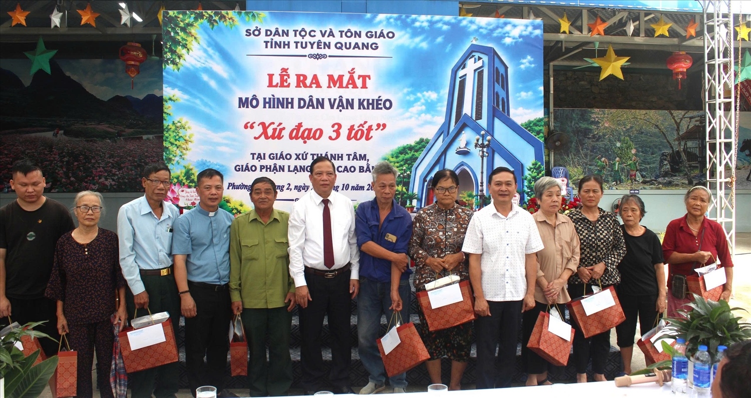 Nhân dịp ra mắt mô hình ""Xứ đạo 3 tốt", các đại biểu tặng quà cho 10 hộ nghèo thuộc phường Hà Giang 2