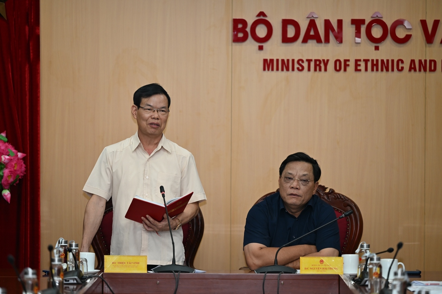 Phó Bí thư chuyên trách Đảng ủy Dân vận, Mặt trận và các đoàn thể Trung ương Triệu Tài Vinh đề nghị các bộ, ngành phối hợp chặt chẽ, phát huy kinh nghiệm các Hội nghị biểu dương chức sắc, chức việc, tổ chức tôn giáo trước đây để làm tốt công tác tổ chức Hội nghị năm 2026