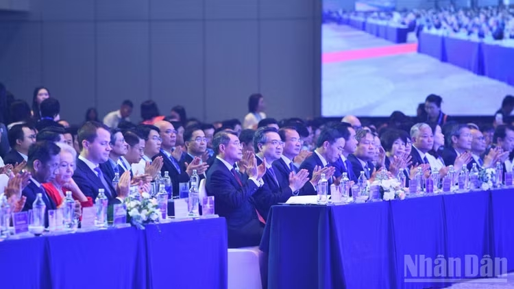 Thủ tướng Lê Minh Hưng cùng các đồng chí lãnh đạo, các đại biểu tham dự Diễn đàn. (Ảnh: THANH GIANG)