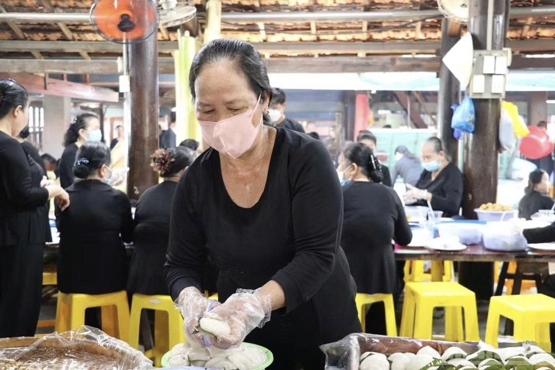 Người dân xã Long Sơn làm bánh để đón tiếp du khách đến dự lễ hội Trùng Cửu