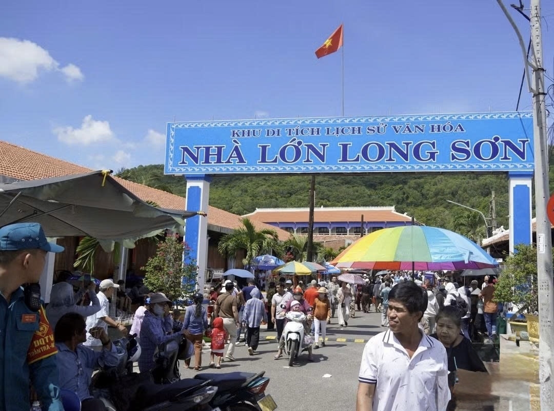 Trước lễ hội Trùng Cửu, người dân tấp nập đến Nhà Lớn để làm công tác chuẩn bị 