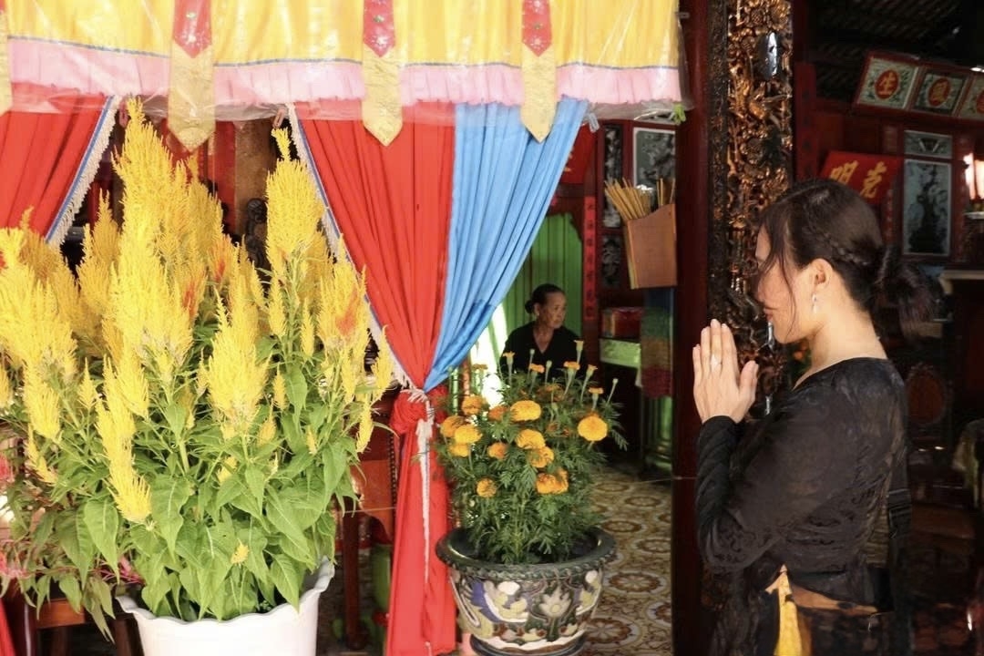 Người dân đến cầu nguyện tại lễ hội Trùng Cửu