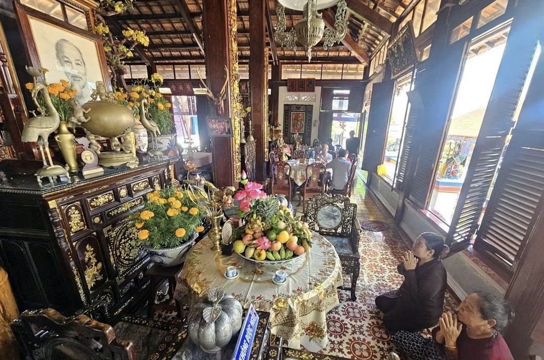 Người dân tưởng nhớ công ơn Chủ tịch Hồ Chí Minh ở bàn thờ đặt trong Nhà Lớn Long Sơn