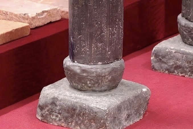 Trên các mặt thân cột kinh đều khắc chữ Hán, đây là những bản văn tự cổ nhất và duy nhất từ thời nhà Đinh còn lại đến ngày nay