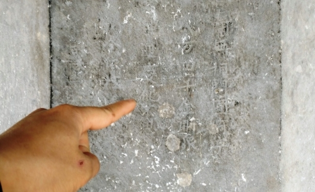 Trên thân cột hiện còn lưu dấu nhiều chữ Hán