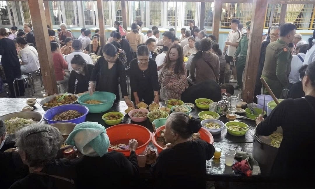 Người dân chuẩn bị những món ăn truyền thống, đặc trưng của Long Sơn để tiếp đãi du khách