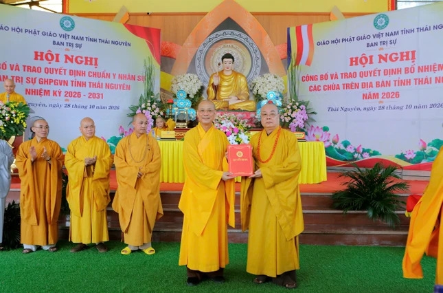 Trao quyết định đến Thượng tọa Thích Nguyên Thành, Trưởng ban Trị sự GHPGVN tỉnh Thái Nguyên