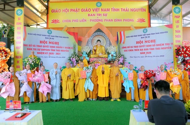 Ban Trị sự GHPGVN tỉnh Thái Nguyên tặng hoa và trao quyết định bổ nhiệm trụ trì cho 8 cơ sở tự viện trên địa bàn tỉnh