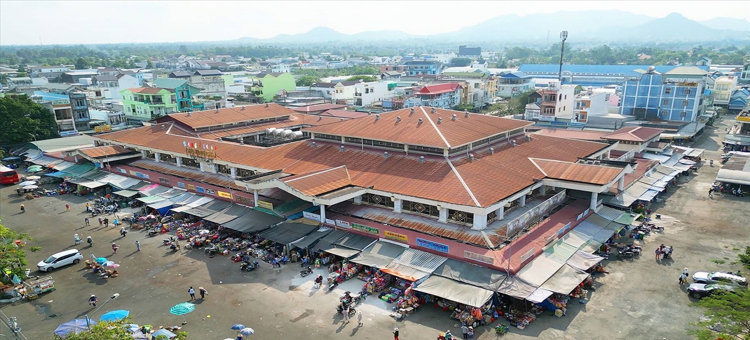 Nằm ở vùng biên giới An Giang, chợ Tịnh Biên là điểm giao thương sầm uất nổi tiếng với các mặt hàng mắm, khô và những món ăn chế biến từ côn trùng độc lạ thu hút du khách