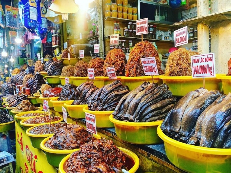 Bước chân đến Chợ Tịnh Biên, bạn sẽ không khỏi bất ngờ bởi vì ở đây bày bán nhiều loại mắm, khô đặc sản của miền Tây sông nước.