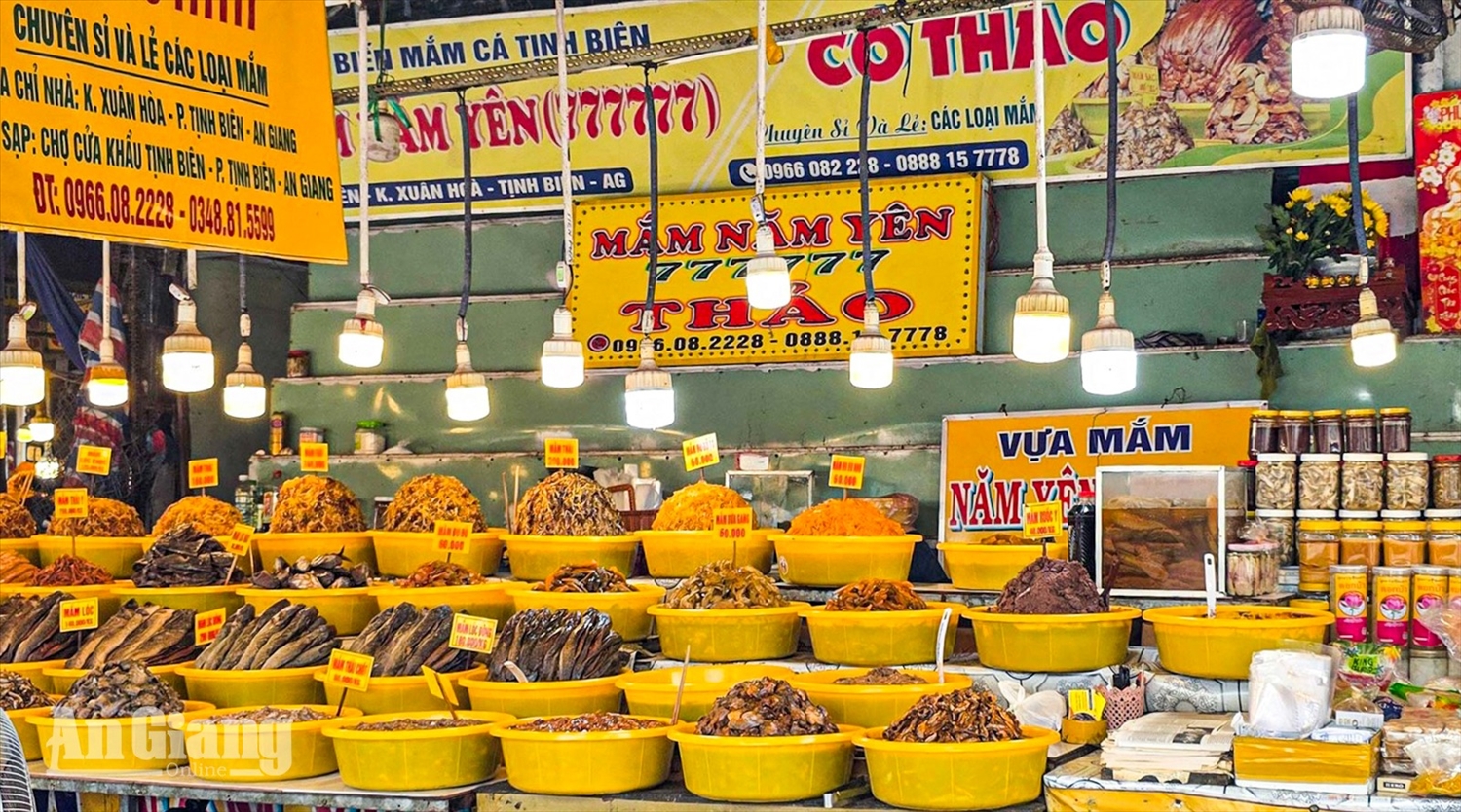 Các quầy hàng tại đây bày bán đủ loại mắm cá linh, mắm còng, khô cá sặc cùng nhiều nông sản địa phương với mức giá đa dạng