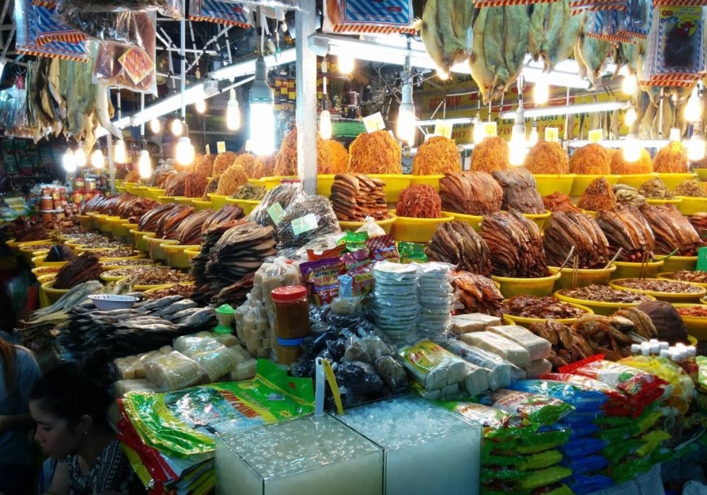 Gian hàng bán đồ khô, mắm cá cũng bán chạy trong các mùa du lịch cao điểm, mùa lễ hội (ở chợ Tịnh Biên)