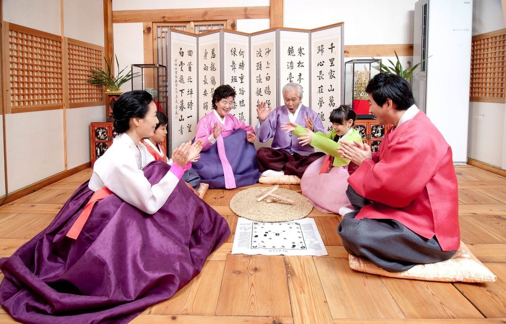 South Korea is a nation that places great importance on etiquette. This is reflected in a culture of refined conduct, which consistently emphasizes respect for elders and those with more seniority 