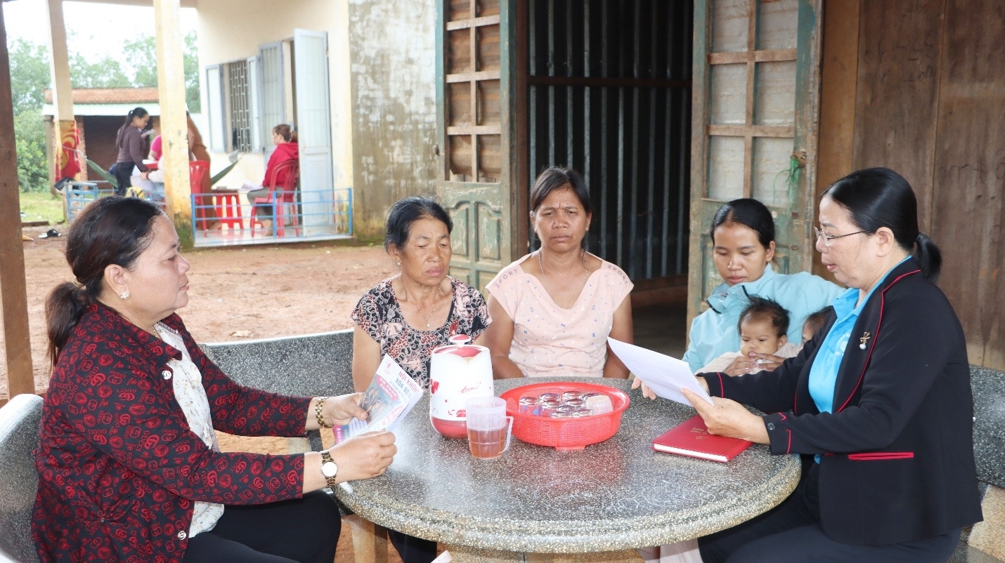 Mặt trận Tổ quốc và các đoàn thể xã Bù Gia Mập tuyên truyền, vận động người dân xóa bỏ các tập tục lạc hậu