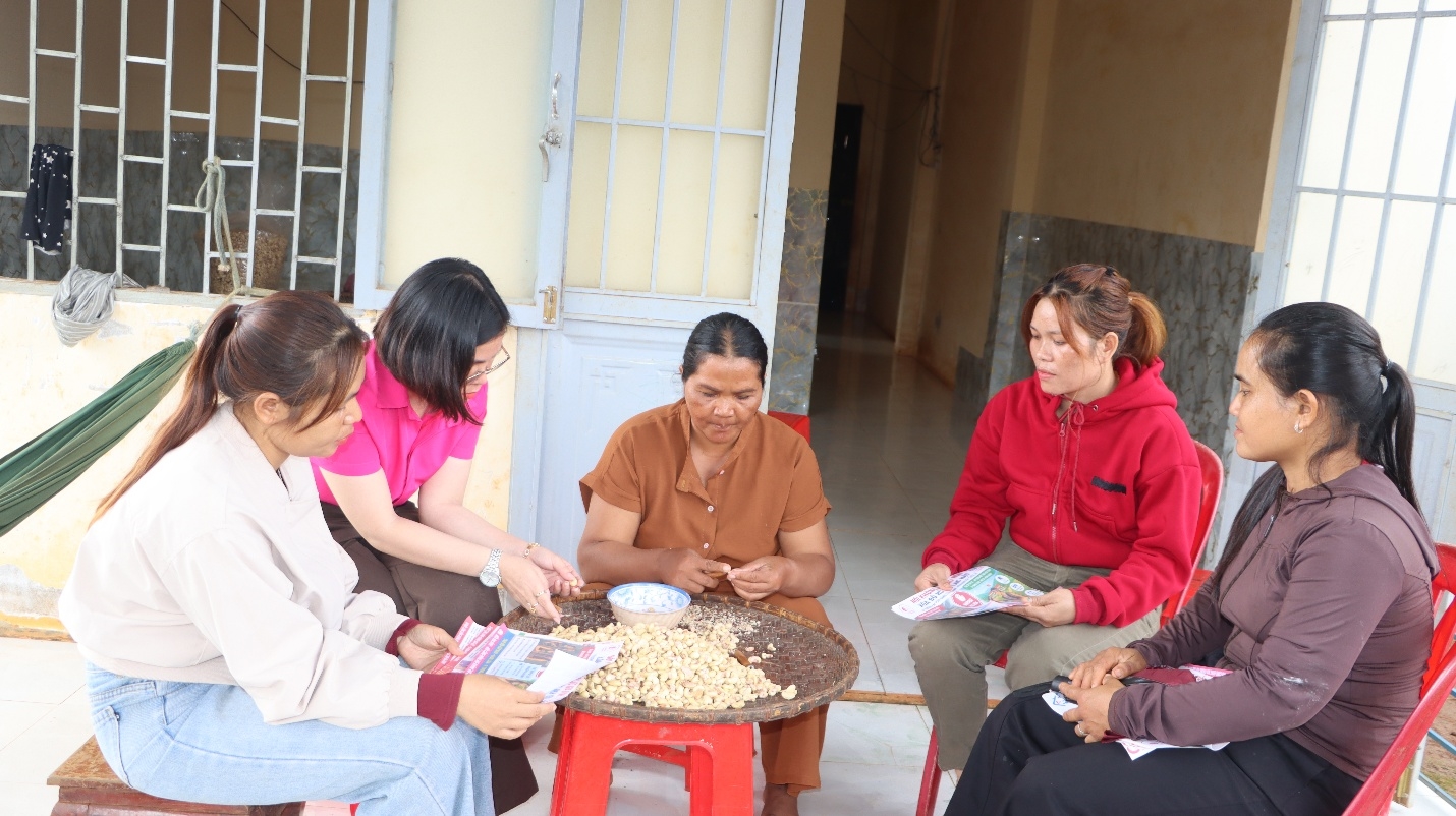 Mặt trận Tổ quốc và các đoàn thể xã Bù Gia Mập tuyên truyền, vận động người dân xóa bỏ các tập tục lạc hậu