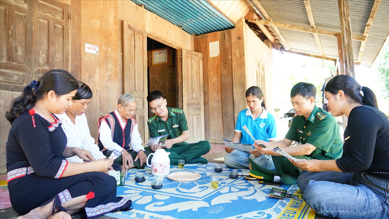 Phụ nữ, già làng cùng Bộ đội Biên phòng tuyên truyền, vận động người dân nâng cao cảnh giác trước thủ đoạn lừa gạt của kẻ xấu
