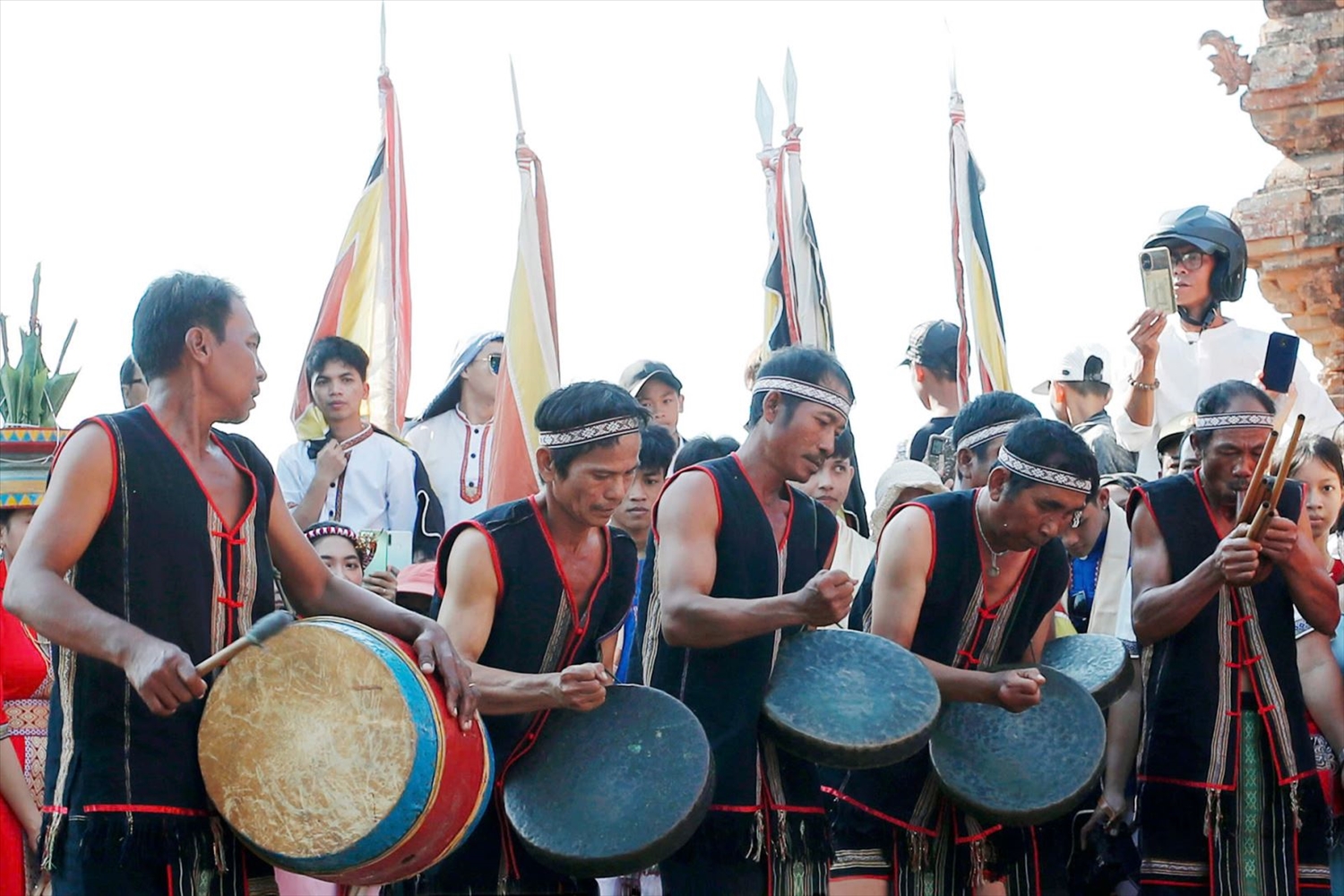 Các nghệ nhân dân tộc Raglai biểu diễn mã la tại Lễ hội Ka-tê tháp Pô Klong Garai