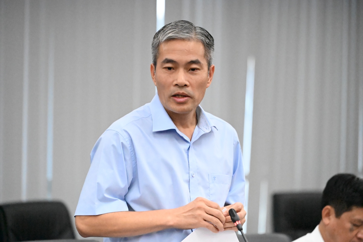 Vụ trưởng Vụ Pháp chế Phí Mạnh Thắng báo cáo kết quả công tác phổ biến, giáo dục pháp luật của Bộ Dân tộc và Tôn giáo