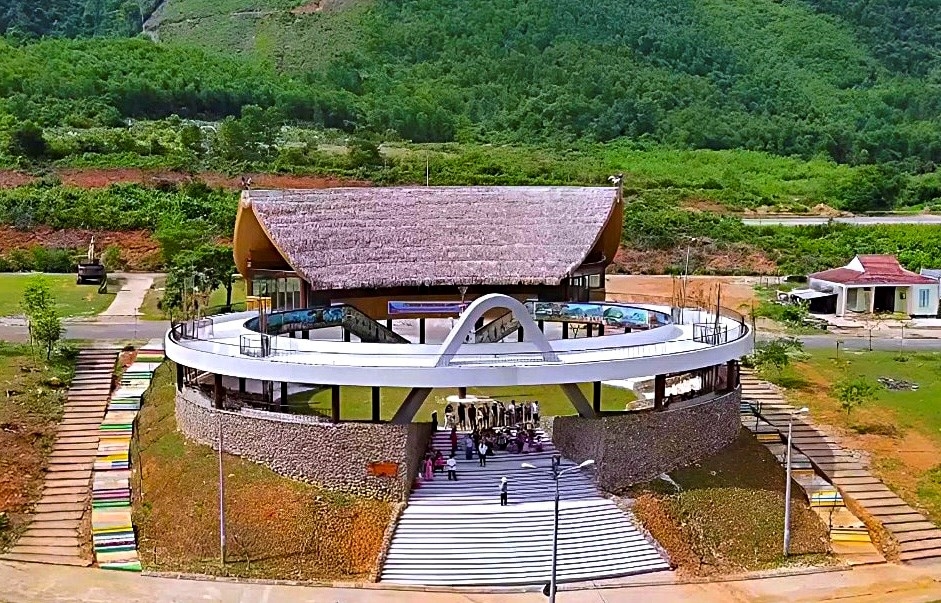 Nằm bên dòng sông Cu Đê, Trung tâm Văn hóa du lịch cộng đồng Tà Lang - Giàn Bí mang đậm dấu ấn kiến trúc truyền thống của người Cơ-tu