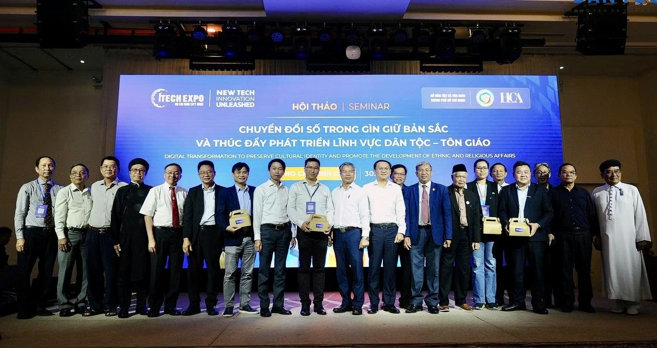 Đại diện Sở Dân tộc và Tôn giáo Thành phố Hồ Chí Minh, doanh nghiệp và chuyên gia công nghệ chụp ảnh lưu niệm