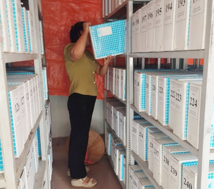 Cán bộ Sở Dân tộc và Tôn giáo thành phố Đồng Nai sắp xếp tài liệu sau khi được chỉnh lý tại kho lưu trữ của Sở - Ảnh: Sở Dân tộc và Tôn giáo thành phố Đồng Nai