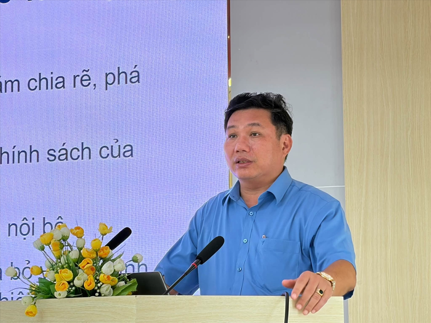 Ông Đặng Tấn Phương, Phó Giám đốc Sở Dân tộc và Tôn giáo Thành phố Đà Nẵng trình bày chuyên đề tại Hội nghị