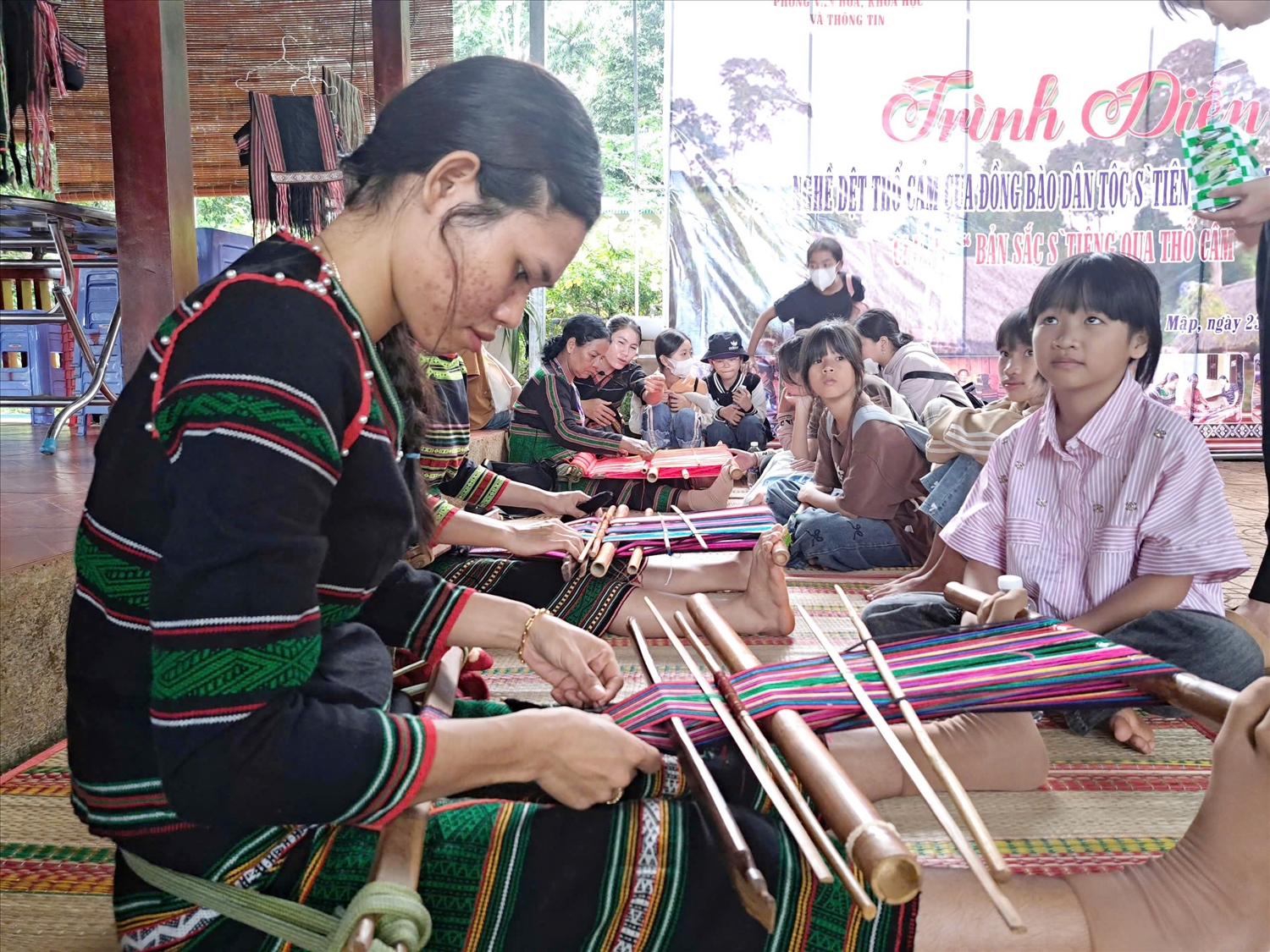 Phụ nữ S’tiêng trình diễn nghề Dệt thổ cẩm tại một lễ hội truyền thống 