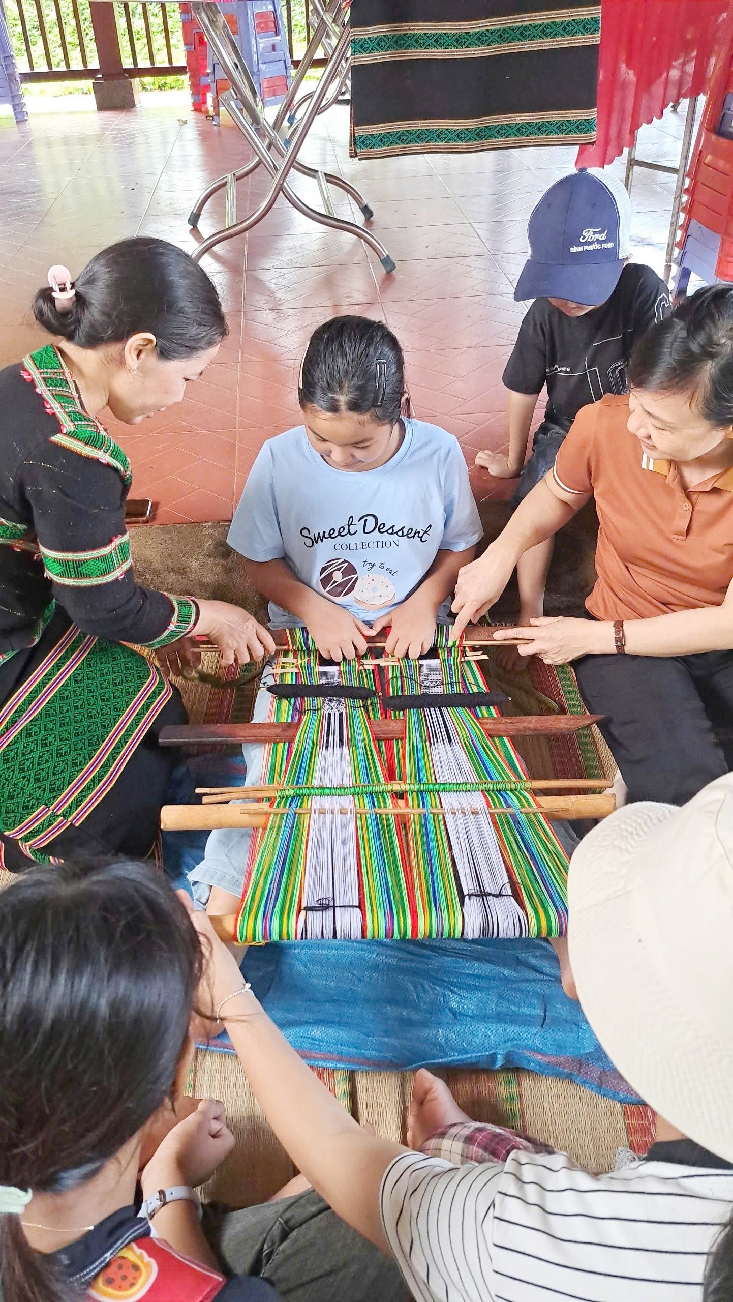  Học sinh tham gia tìm hiểu học tập nghề dệt thổ cẩm