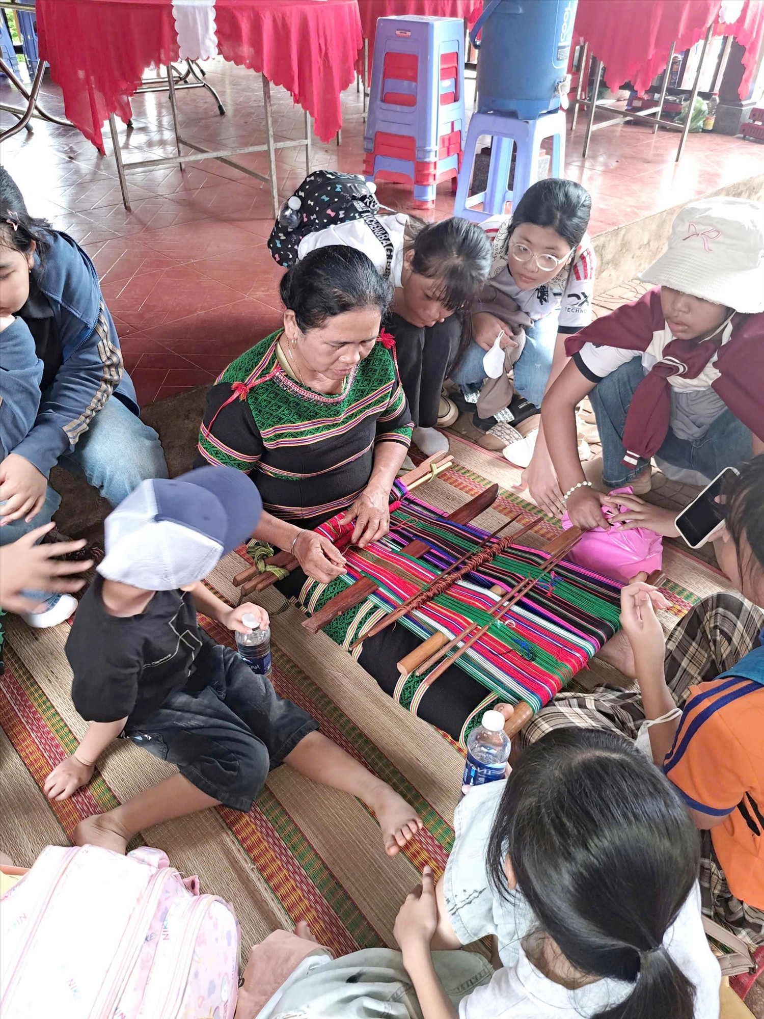  Học sinh tham gia tìm hiểu học tập nghề dệt thổ cẩm