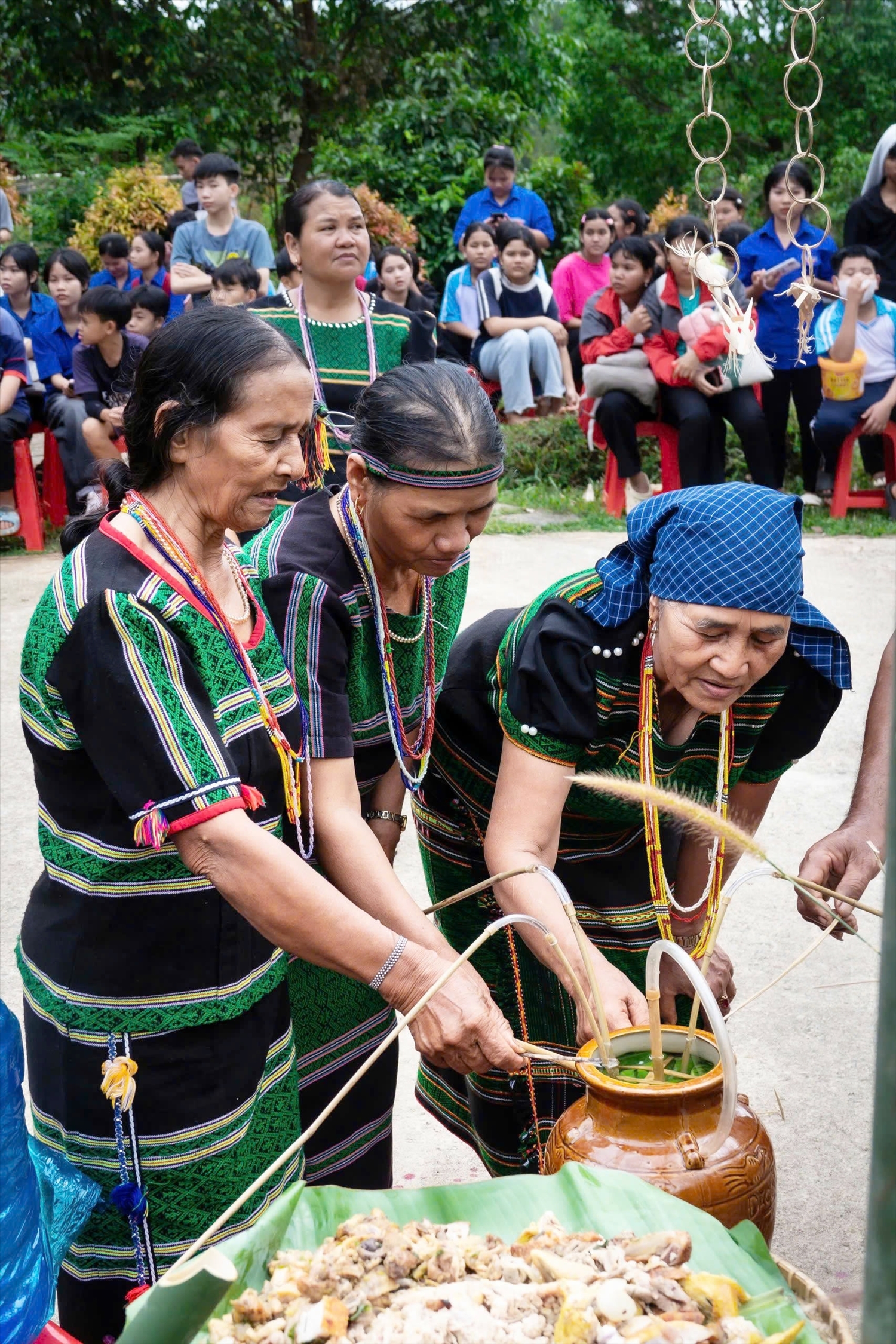 Trang phục thổ cẩm thường được người đồng bào S’tiêng diện trong các lễ hội truyền thống