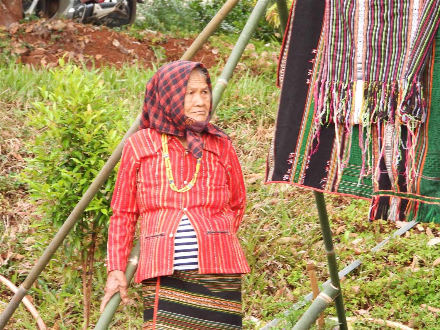  Cụ bà S’tiêng trong trang phục thổ cẩm