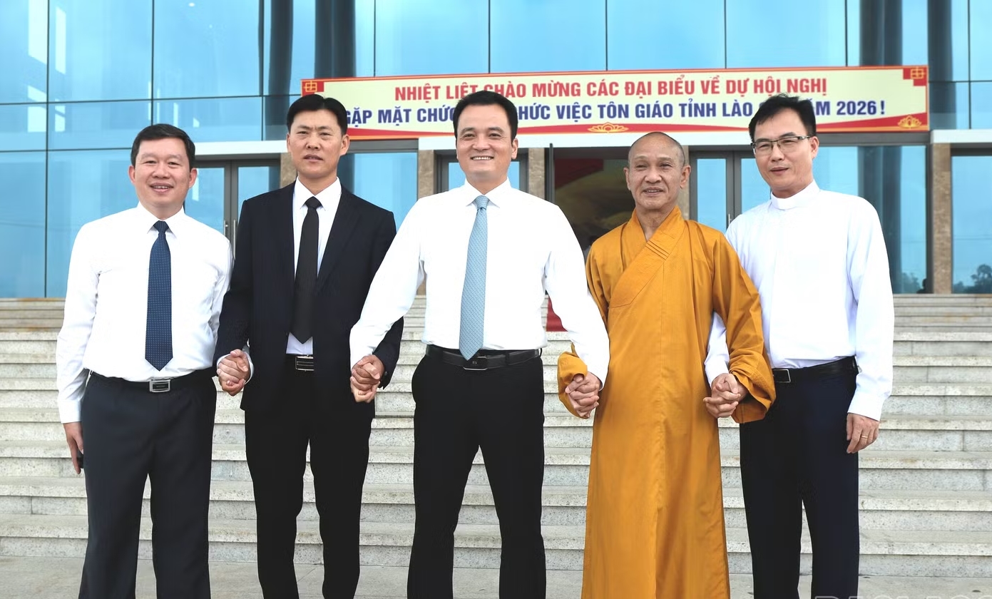 Đồng chí Giàng Quốc Hưng - Ủy viên Ban Thường vụ Tỉnh ủy, Phó Chủ tịch UBND và ông Nguyễn Quốc Luận - Giám đốc Sở Dân tộc và Tôn giáo tỉnh Lào Cai cùng các chức sắc, chức việc các tôn giáo bày tỏ tình đoàn kết, đồng hành vì sự phát triển của địa phương