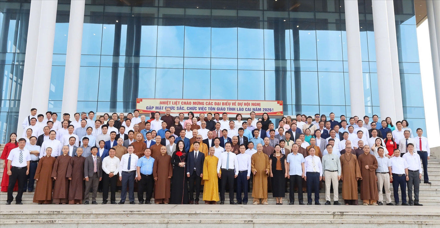 Đồng chí Giàng Quốc Hưng - Ủy viên Ban Thường vụ Tỉnh uỷ, Phó Chủ tịch UBND tỉnh cùng lãnh đạo Uỷ ban MTTQ Việt Nam tỉnh và các sở, ban, ngành của tỉnh chụp ảnh lưu niệm cùng các chức sắc, chức việc tiêu biểu
