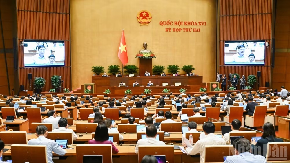 Quốc hội thảo luận tại hội trường chiều 30/10. (Ảnh: DUY LINH)
