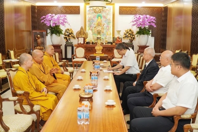 Đoàn thăm tổ đình Vĩnh Nghiêm