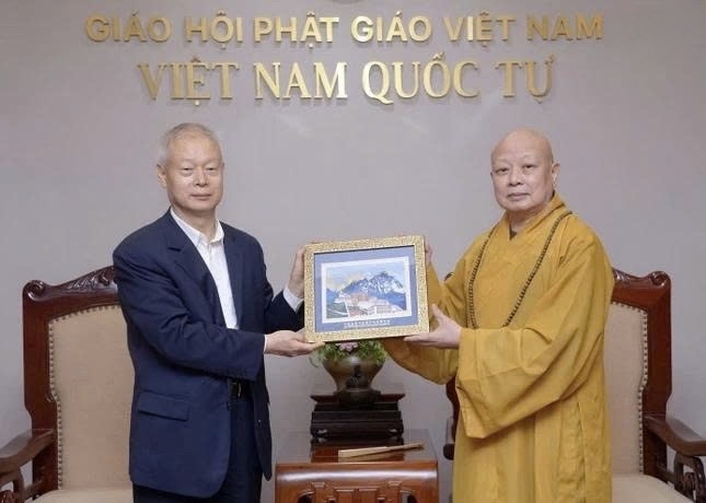 Ông Trương Kỳ và Hòa thượng Thích Lệ Trang trao tặng quà lưu niệm